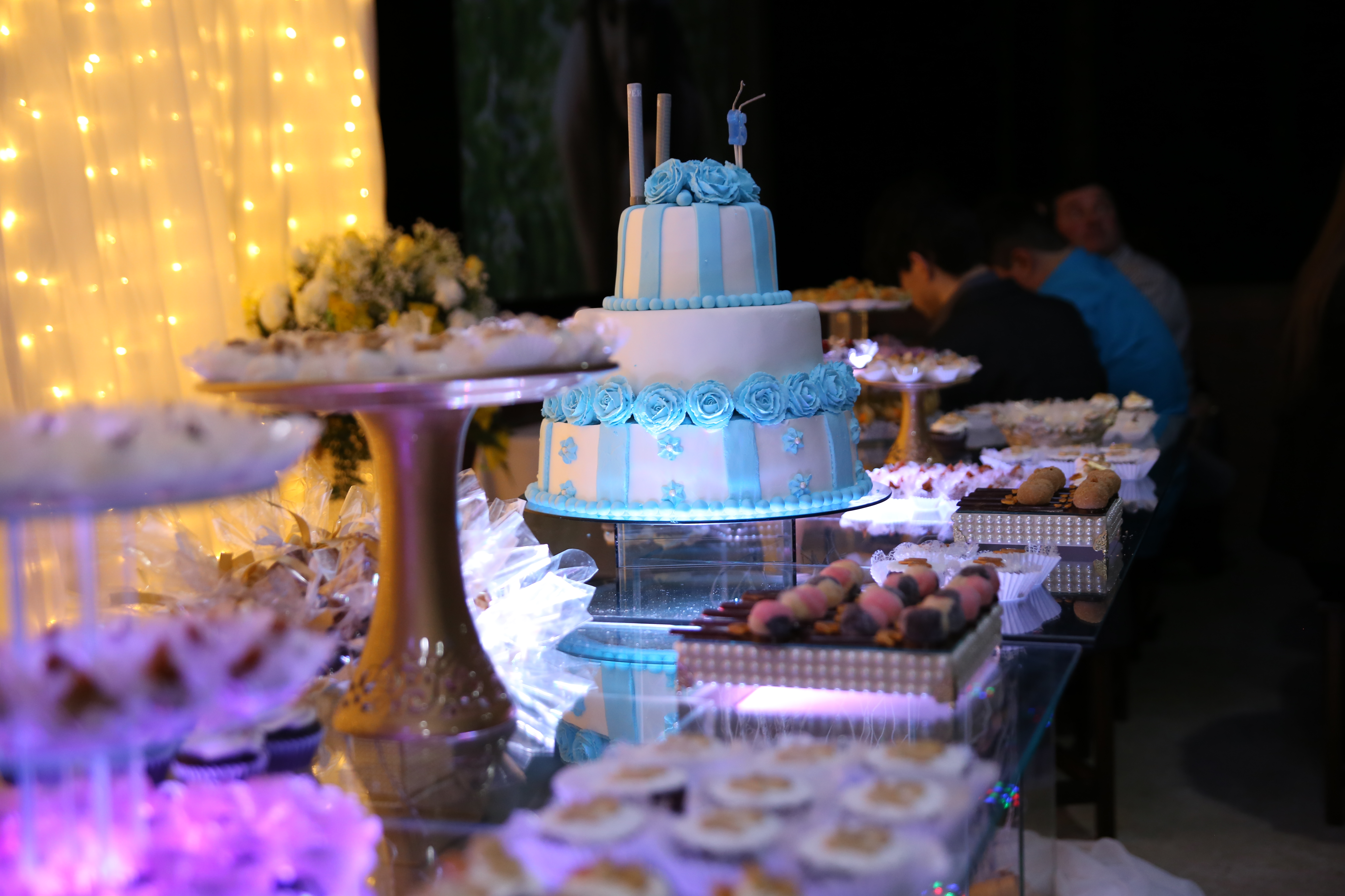 Mesa de festa de aniversário em ambiente aberto na natureza