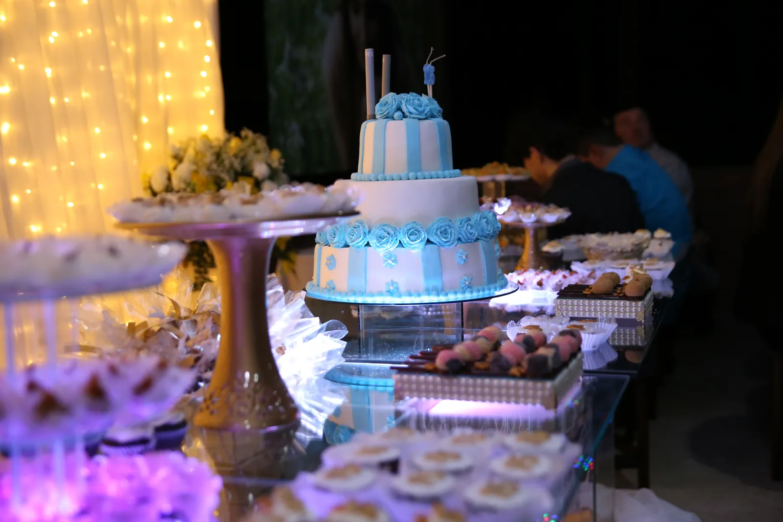 Mesa de festa de aniversário em ambiente aberto na natureza